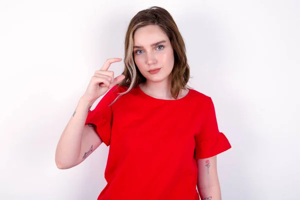 Giovane Donna Caucasica Scontenta Shirt Rossa Sfondo Bianco Che Mostra — Foto Stock