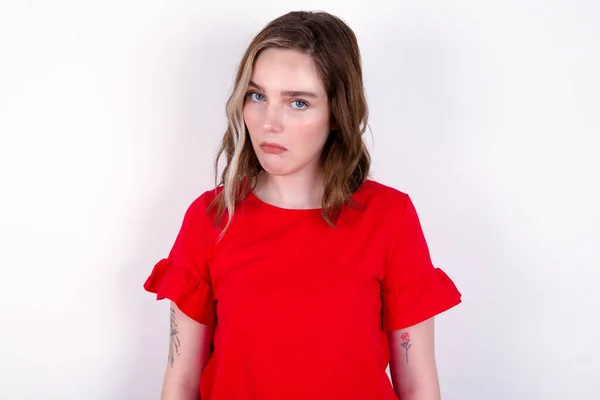 Jeune Femme Caucasienne Shirt Rouge Sur Fond Blanc Avec Expression — Photo