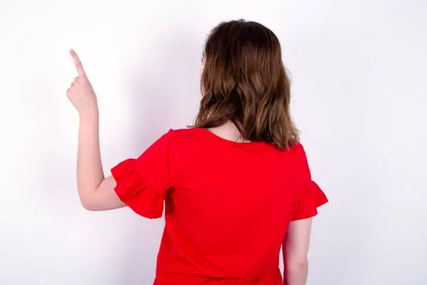 Jovem Caucasiano Mulher Shirt Vermelha Sobre Fundo Branco Apontando Para — Fotografia de Stock