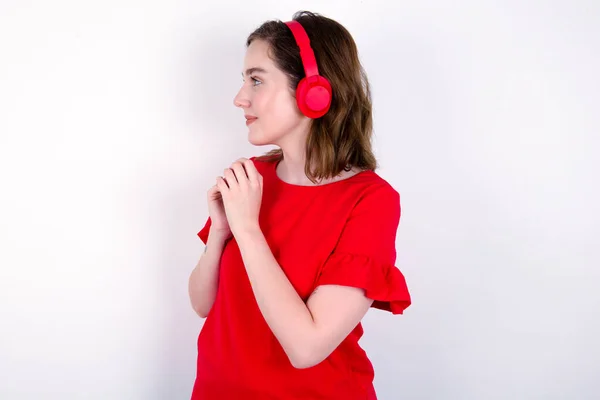 Joven Mujer Caucásica Con Camiseta Roja Sobre Fondo Blanco Lleva —  Fotos de Stock
