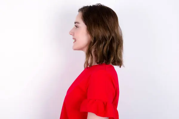 Profiel Portret Van Mooie Jonge Blanke Vrouw Dragen Rode Shirt — Stockfoto