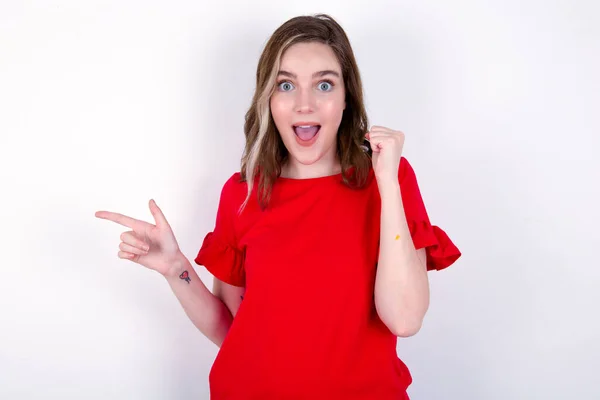 Ung Kaukasiska Kvinna Bär Röd Shirt Över Vita Bakgrundspunkter Tomt — Stockfoto