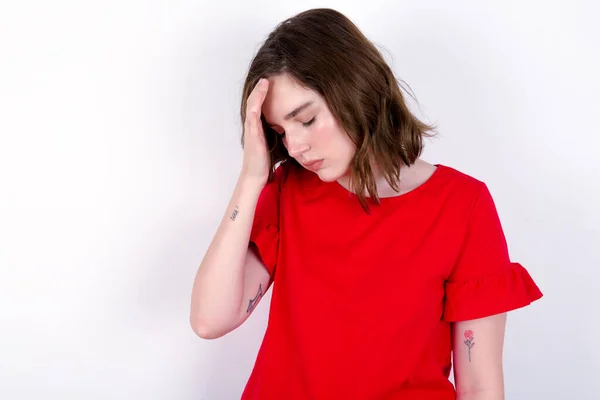 배경에 빨간색 티셔츠를 코카서스 손으로 얼굴을 우울증 — 스톡 사진