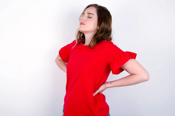 Jeune Femme Caucasienne Portant Shirt Rouge Sur Fond Blanc Mal — Photo