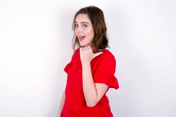 Indrukwekkende Jonge Blanke Vrouw Draagt Rood Shirt Witte Achtergrond Punt — Stockfoto