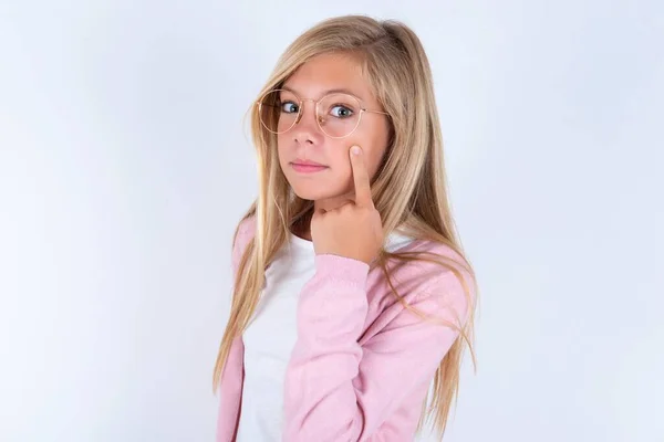 Маленькая Блондинка Розовой Куртке Очках Белом Фоне Смотрит Наблюдает Следит — стоковое фото