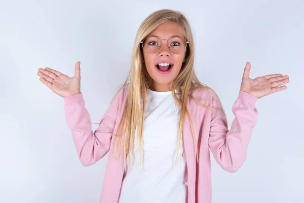 Adolescente Sur Fond Isolé Avec Une Expression Faciale Surprise Choquée — Photo