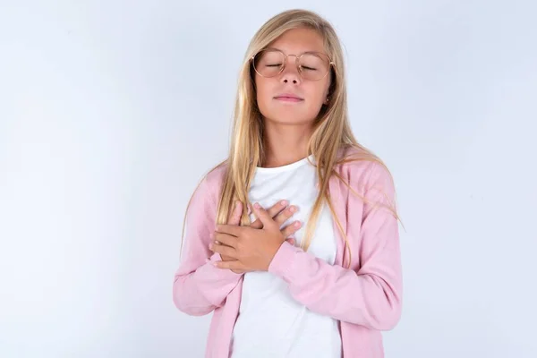 Niña Rubia Vistiendo Chaqueta Rosa Gafas Sobre Fondo Blanco Sonriendo — Foto de Stock