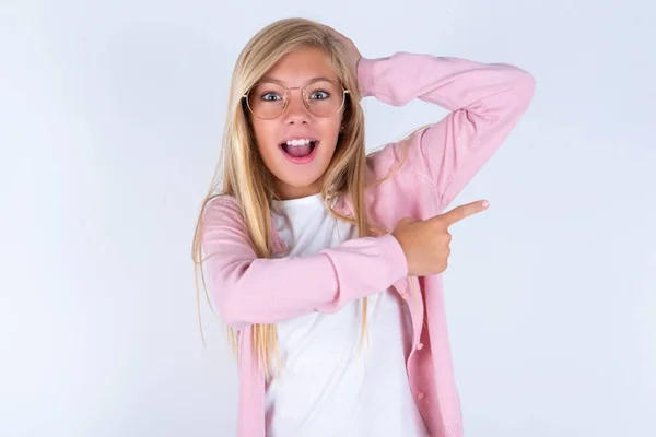 Ξανθό Κοριτσάκι Φορώντας Ροζ Σακάκι Και Γυαλιά Πάνω Από Λευκό — Φωτογραφία Αρχείου