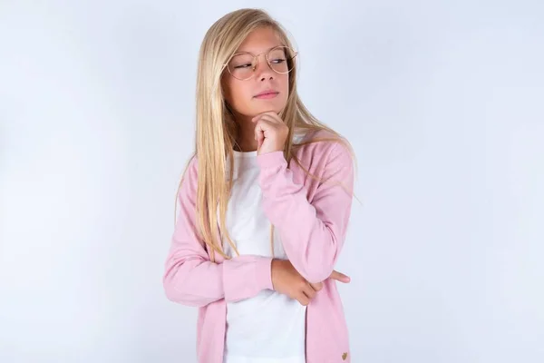 Niña Rubia Con Chaqueta Rosa Gafas Sobre Fondo Blanco Mirando —  Fotos de Stock