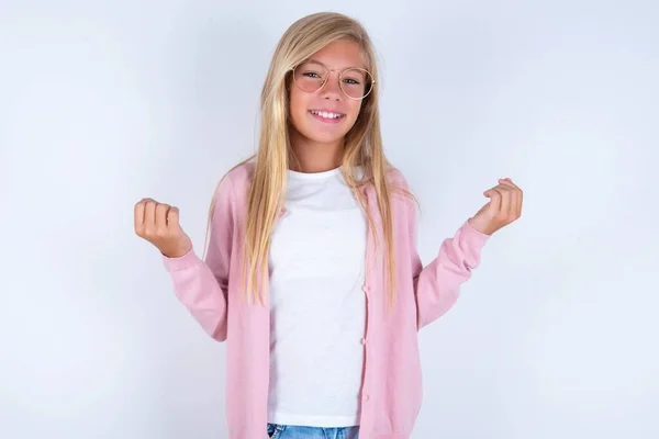 Blond Meisje Dragen Roze Jas Bril Witte Achtergrond Glimlachen Camera — Stockfoto