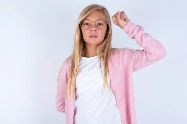 Niña Rubia Con Chaqueta Rosa Gafas Sobre Fondo Blanco Mirando —  Fotos de Stock