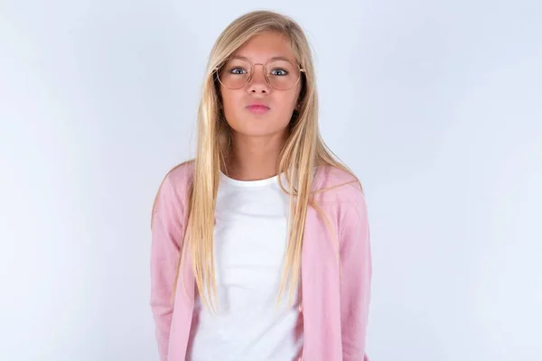 Blond Klein Meisje Draagt Roze Jas Bril Witte Achtergrond Houdt — Stockfoto