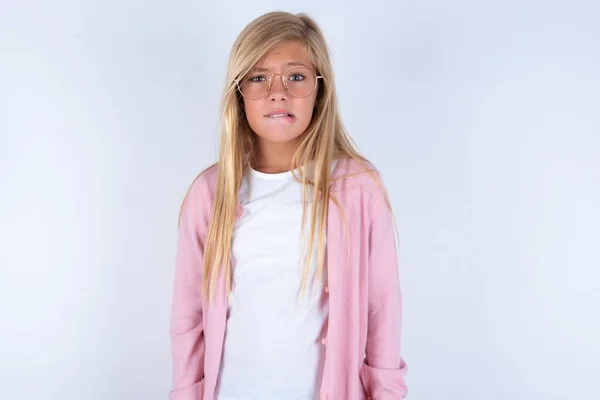 Blond Meisje Dragen Roze Jas Bril Witte Achtergrond Gevoel Verward — Stockfoto