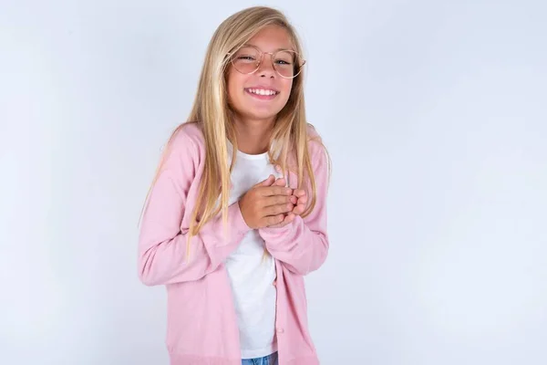 Ξανθό Κοριτσάκι Που Φοράει Ροζ Μπουφάν Και Γυαλιά Λευκό Φόντο — Φωτογραφία Αρχείου
