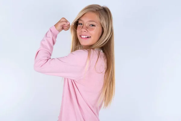 Blond Liten Flicka Bär Rosa Jacka Och Glasögon Över Vit — Stockfoto