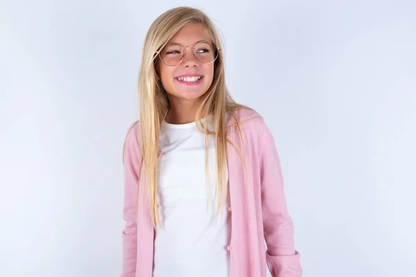 Blond Meisje Dragen Roze Jas Bril Witte Achtergrond Glimlachen Gelukkig — Stockfoto