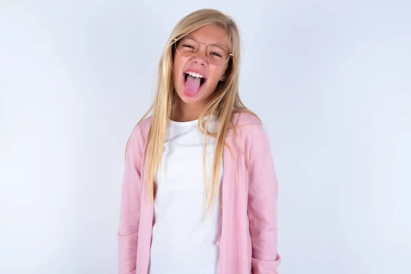 Blondynka Mała Dziewczynka Różowej Kurtce Okularach Białym Tle Śmieszne Twarz — Zdjęcie stockowe