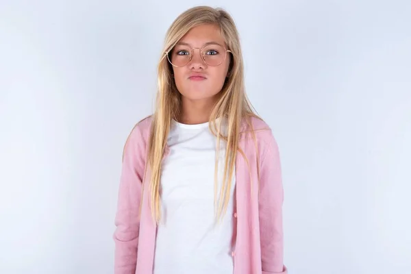 Блондинка Розовой Куртке Очках Белом Фоне — стоковое фото