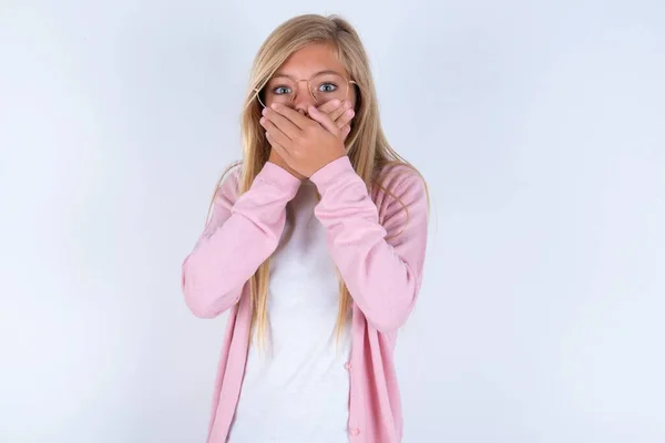 Blond Klein Meisje Draagt Roze Jas Bril Witte Achtergrond Bedekken — Stockfoto