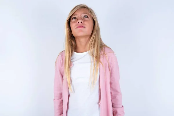 Blond Meisje Dragen Roze Jas Bril Witte Achtergrond Kijken Vooruit — Stockfoto