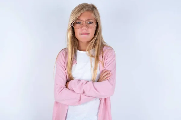 Blond Meisje Draagt Roze Jas Bril Witte Achtergrond Met Gekruiste — Stockfoto
