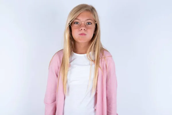 Blond Meisje Draagt Roze Jas Bril Witte Achtergrond Puffing Wangen — Stockfoto