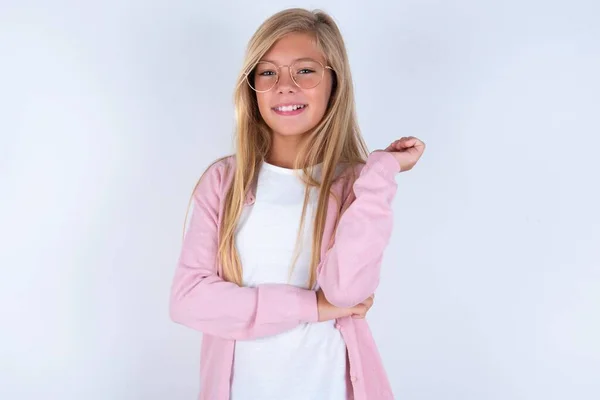 Блондинка Розовой Куртке Очках Белом Фоне Улыбается Камеру — стоковое фото