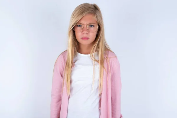 Rubia Niña Usando Chaqueta Rosa Gafas Sobre Fondo Blanco Mirando —  Fotos de Stock