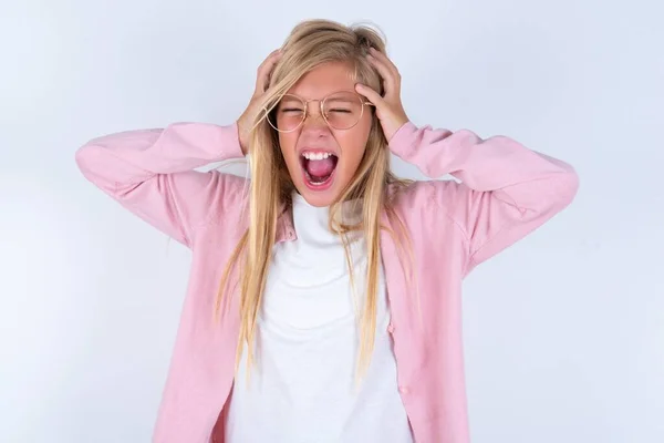 Niña Rubia Con Chaqueta Rosa Gafas Sobre Fondo Blanco Llorando —  Fotos de Stock