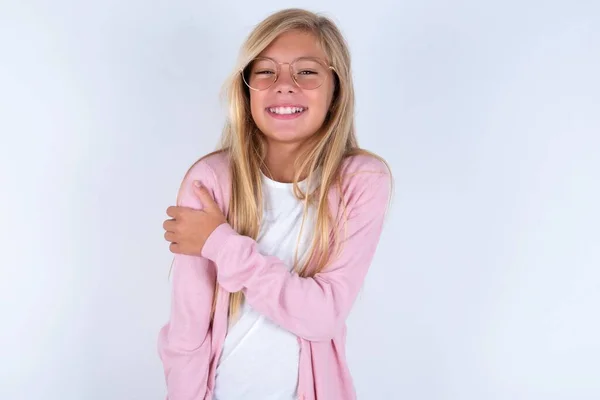 Bionda Bambina Indossa Giacca Rosa Occhiali Sfondo Bianco Sorridente Felicemente — Foto Stock