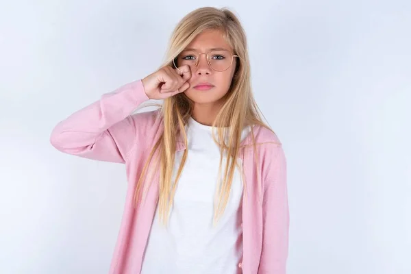 Blondes Kleines Mädchen Mit Rosa Jacke Und Brille Vor Weißem — Stockfoto
