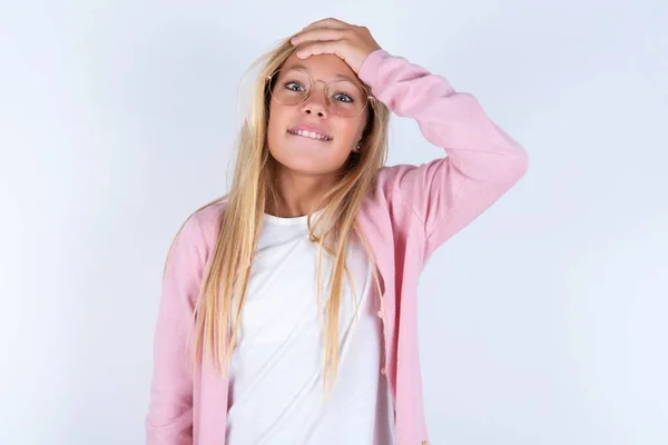 Blondes Kleines Mädchen Rosafarbener Jacke Und Brille Vor Weißem Hintergrund — Stockfoto