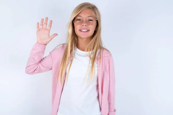 Niña Rubia Con Chaqueta Rosa Gafas Sobre Fondo Blanco Apuntando —  Fotos de Stock