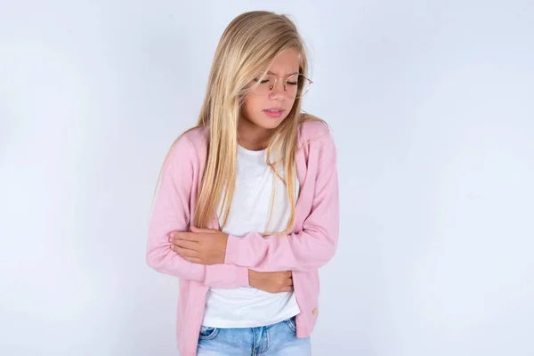 Menina Loira Vestindo Jaqueta Rosa Óculos Sobre Fundo Branco Tem — Fotografia de Stock