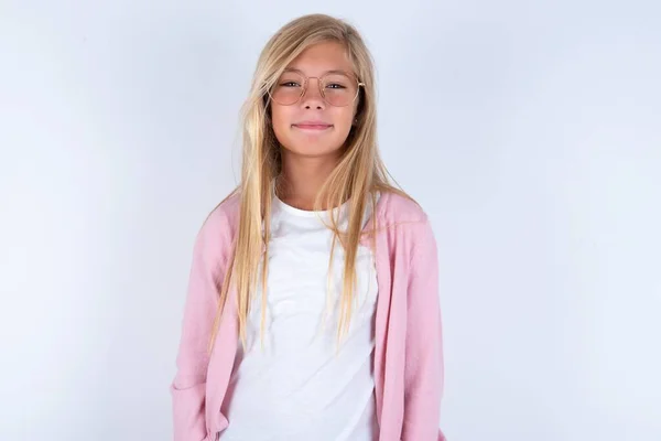 Blond Meisje Dragen Roze Jas Bril Witte Achtergrond Glimlachen Camera — Stockfoto