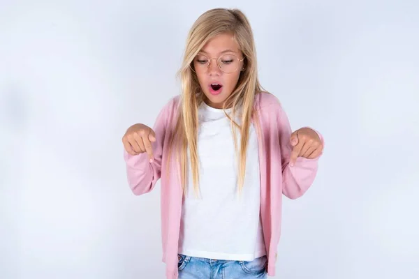 Niña Rubia Con Chaqueta Rosa Gafas Sobre Fondo Blanco Apuntando —  Fotos de Stock