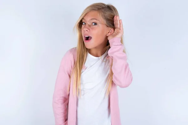 Niña Rubia Vistiendo Chaqueta Rosa Gafas Sobre Fondo Blanco Abriendo —  Fotos de Stock