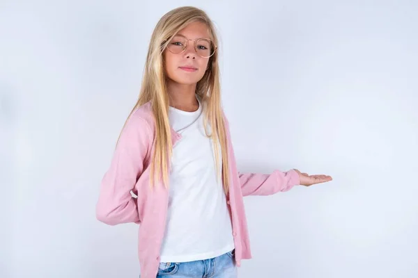 Маленькая Блондинка Розовой Куртке Очках Белом Фоне Представляет Пространство Копирования — стоковое фото