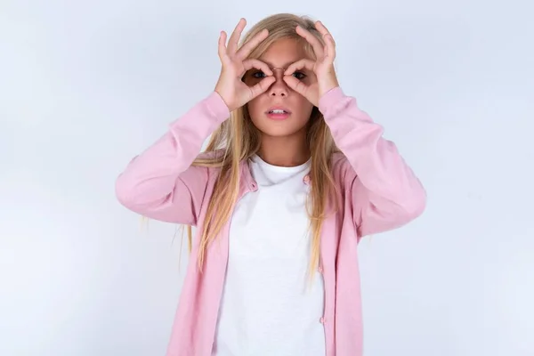 Ξανθό Κοριτσάκι Που Φοράει Ροζ Σακάκι Και Γυαλιά Πάνω Από — Φωτογραφία Αρχείου