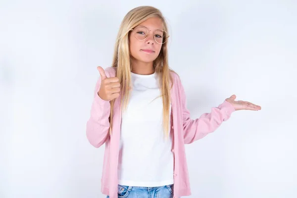 Blond Liten Flicka Bär Rosa Jacka Och Glasögon Över Vit — Stockfoto