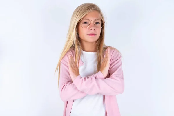 Rubia Niña Usando Chaqueta Rosa Gafas Sobre Fondo Blanco Expresión —  Fotos de Stock