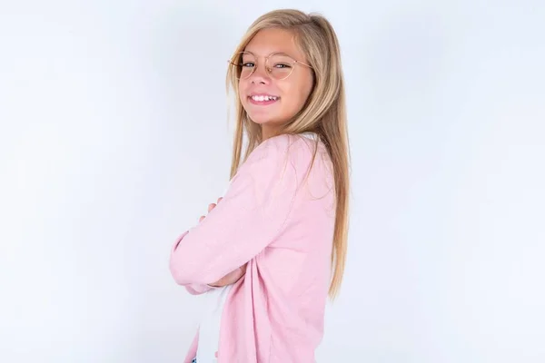 Blond Meisje Dragen Roze Jas Bril Witte Achtergrond Glimlachen Zelfverzekerd — Stockfoto
