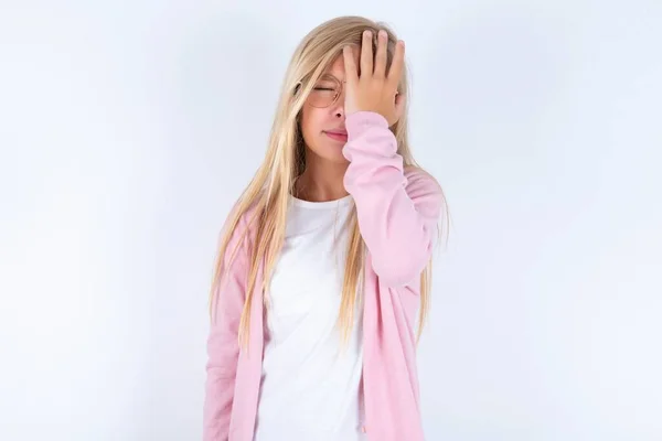 Blond Klein Meisje Draagt Roze Jas Bril Witte Achtergrond Sombere — Stockfoto