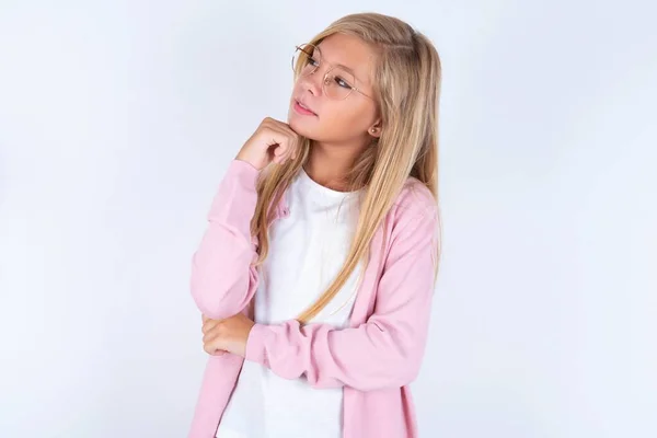 Блондинка Розовой Куртке Очках Белом Фоне Думает — стоковое фото