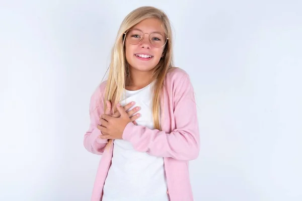 Blond Liten Flicka Bär Rosa Jacka Och Glasögon Över Vit — Stockfoto