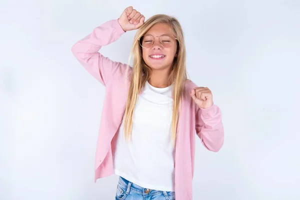 Blond Meisje Dragen Roze Jas Bril Witte Achtergrond Verlaten — Stockfoto