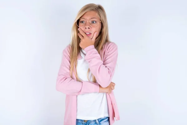 Blondes Kleines Mädchen Rosa Jacke Und Brille Über Weißem Hintergrund — Stockfoto