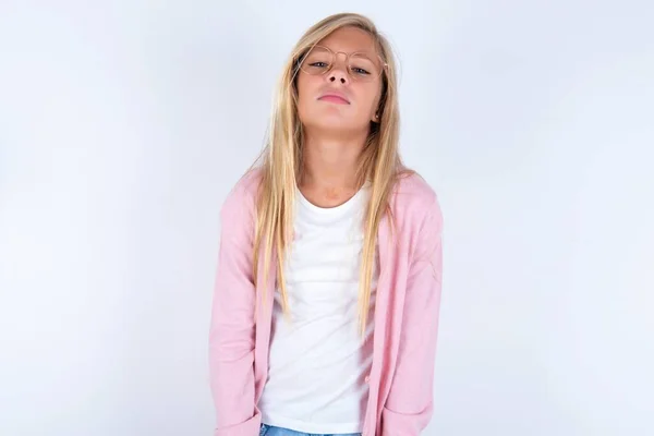Blond Meisje Dragen Roze Jas Bril Witte Achtergrond Kijken Moe — Stockfoto