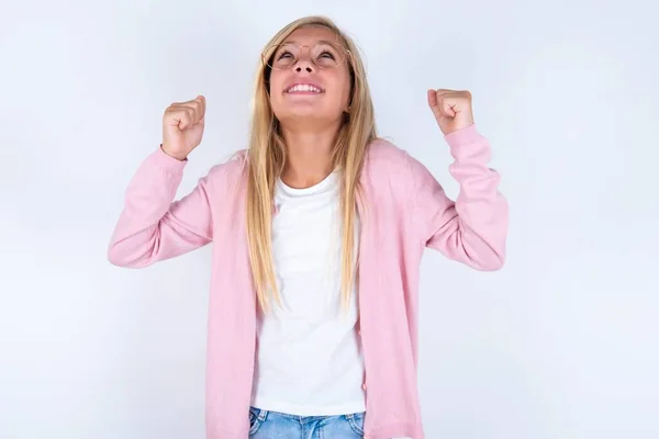 Menina Loira Vestindo Jaqueta Rosa Óculos Sobre Fundo Branco Sentindo — Fotografia de Stock